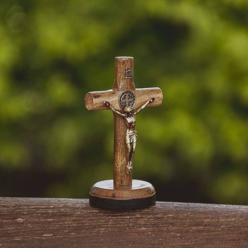 Crucifixo Madeira Cilindrica 07cm Mesa C/Sao Bento (Foi Por Voce!) - Hesed