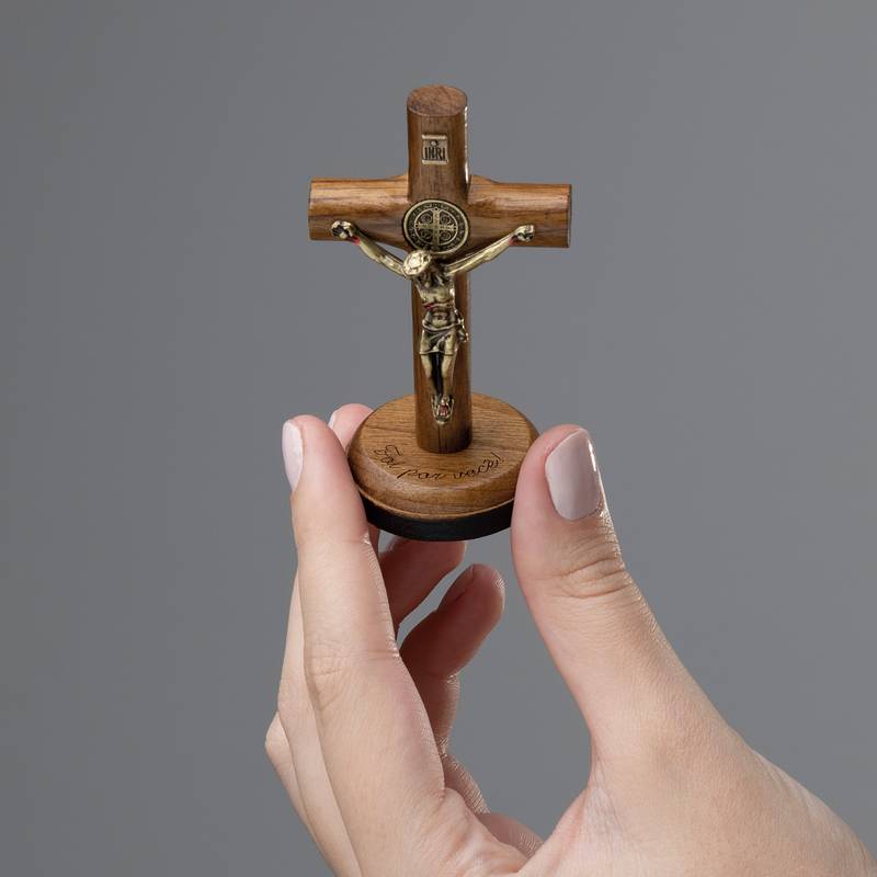 Crucifixo Madeira Cilindrica 07cm Mesa C/Sao Bento (Foi Por Voce!) - Hesed